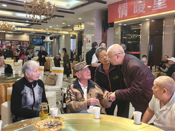 崔普卿和战友们共叙往事。自贡市军休所供图