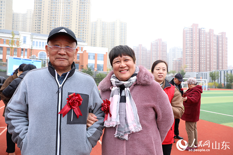 活动现场，一对老人幸福合影，镜头定格了他们历经岁月沉淀的灿烂笑容。人民网记者 刘祺摄