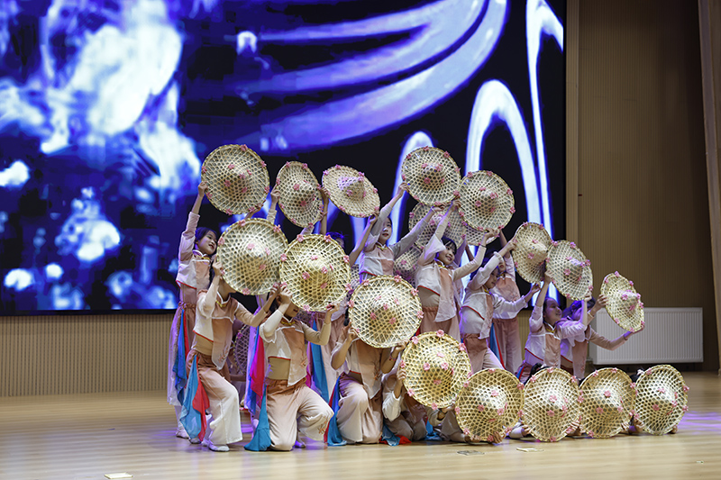 学生们登台献上精心准备的合唱、舞蹈等节目，向爷爷奶奶们致以最真挚的重阳节祝福。韩少鹏摄