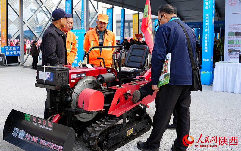 10月25日，参观者在杨凌农高会参观智慧农机。人民网记者 孙挺摄