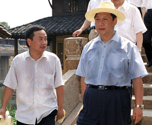 2005年8月3日，習(xí)近平在浙江嘉興桐鄉(xiāng)市烏鎮(zhèn)調(diào)研古鎮(zhèn)保護(hù)工作。資料圖片