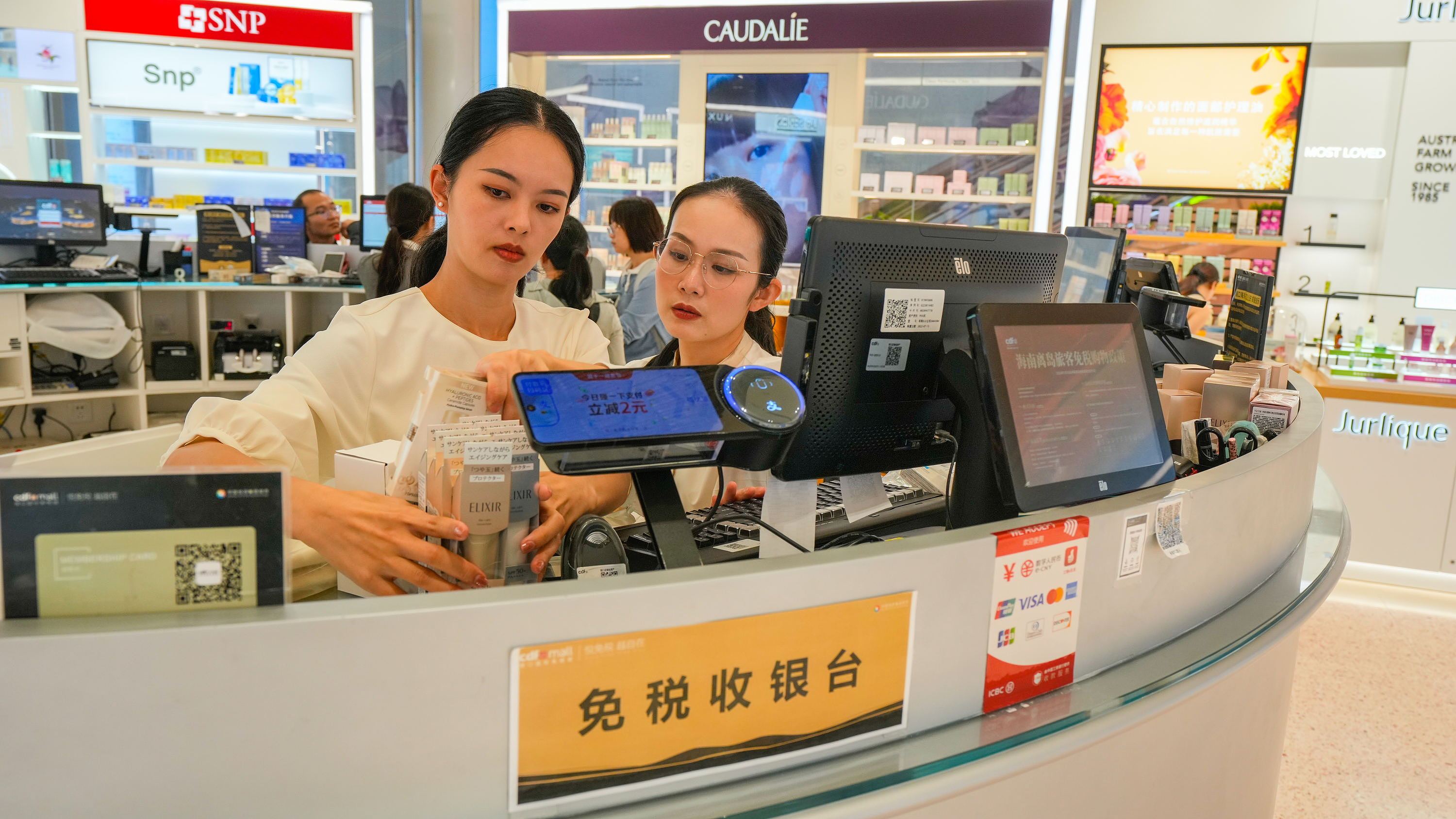2025年11月1日，海口，cdf海口國際免稅城內(nèi)人頭攢動，眾多旅客在選購免稅商品。