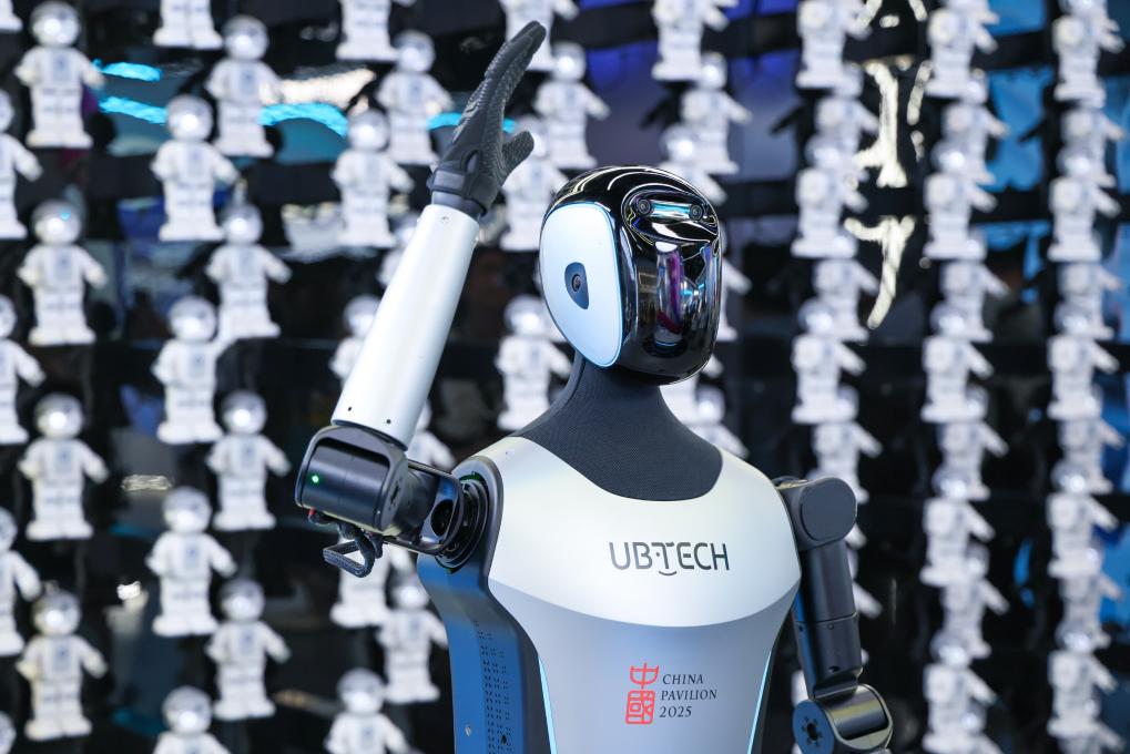 △ 2025年4月23日，在深圳優(yōu)必選科技展廳內(nèi)，商用版人形機(jī)器人Walker C向觀眾揮手致意。