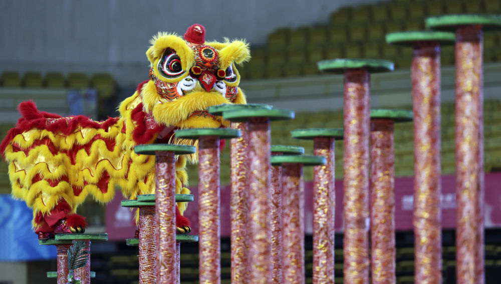 ?11月11日，粵港澳聯(lián)隊在第十五屆全國運動會群眾展演舞龍舞獅南獅自選項目決賽中獲得一等獎。新華社記者 王鵬 攝