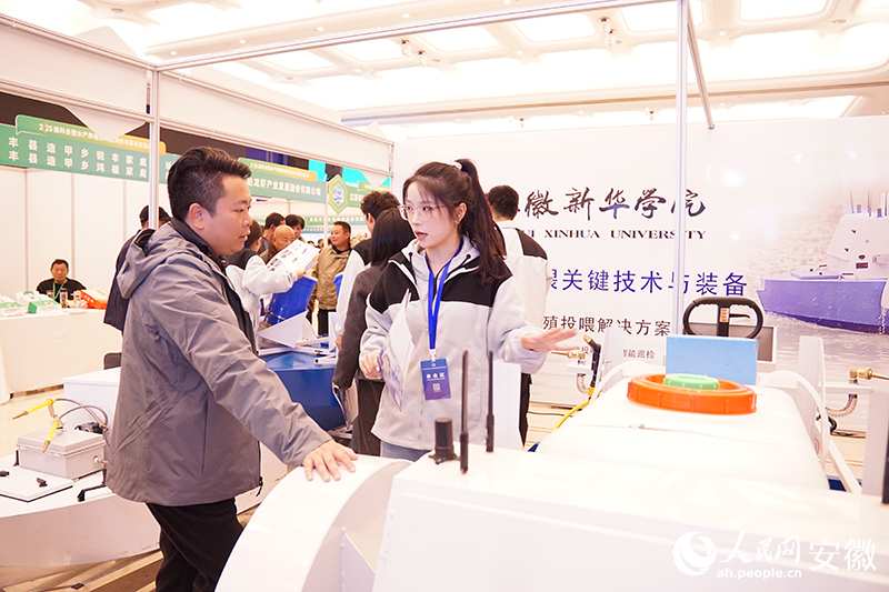 團(tuán)隊(duì)學(xué)生解答客商疑問。人民網(wǎng) 丁紀(jì)攝