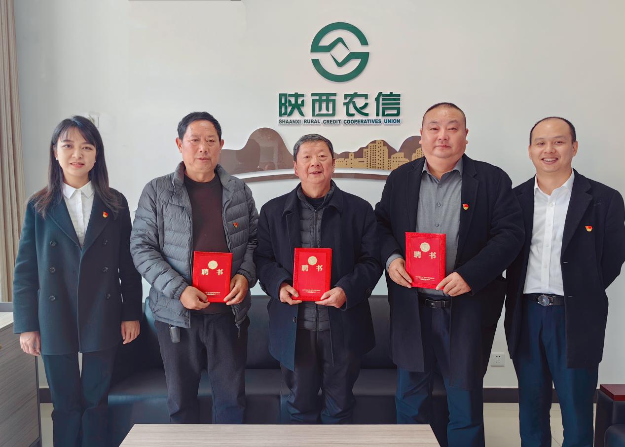 党建引领聚合力 消保共建惠民生——西乡农商银行峡口支行“枫桥式金融消保服务工作站”（试点）开展调解员聘任活动 (2)