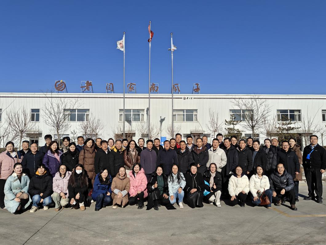 實(shí)地觀摩產(chǎn)業(yè)園區(qū)1