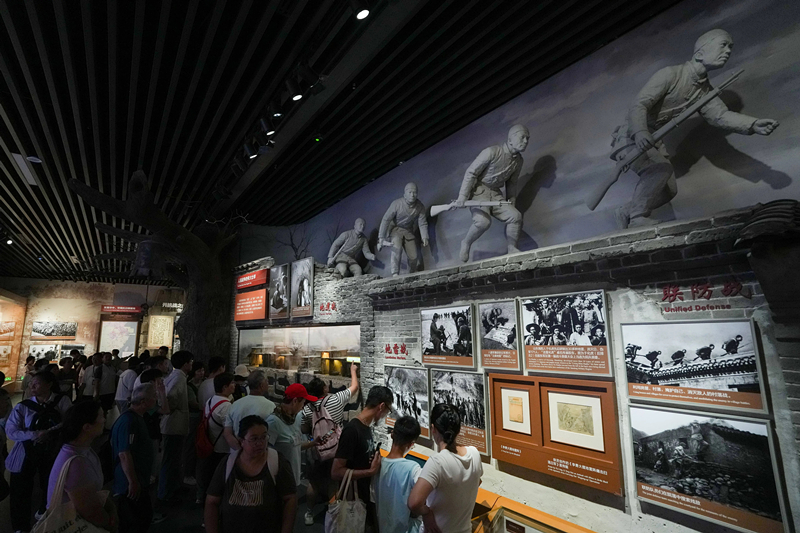 2025年7月8日，參觀者在中國(guó)人民抗日戰(zhàn)爭(zhēng)紀(jì)念館參觀《為了民族解放與世界和平》主題展覽。