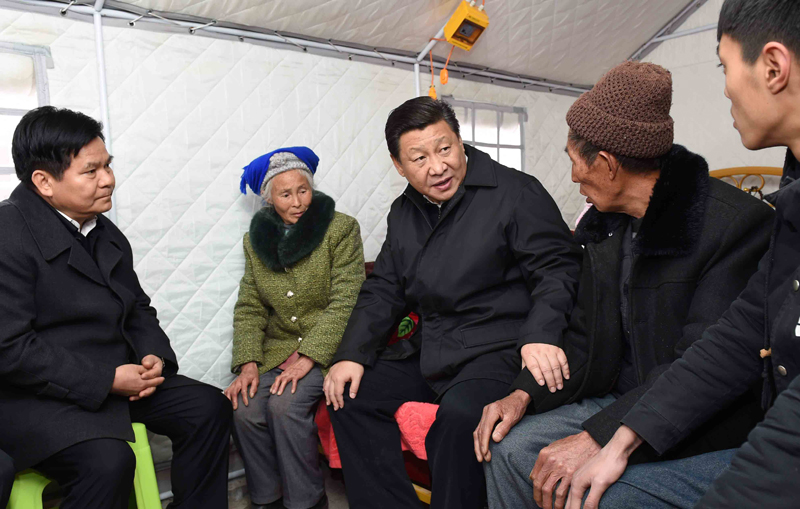 2015年1月19日，習(xí)近平總書記來(lái)到云南魯?shù)榭h小寨鎮(zhèn)甘家寨紅旗社區(qū)過(guò)渡安置點(diǎn)，看望受災(zāi)群眾甘正芬和她的老伴兒鄒體富。