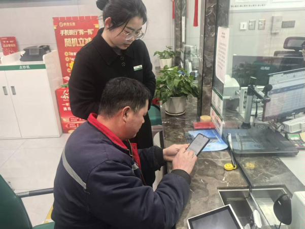 西鄉(xiāng)農(nóng)商銀行前鋒分理處成功為客戶追回誤扣保費(fèi)