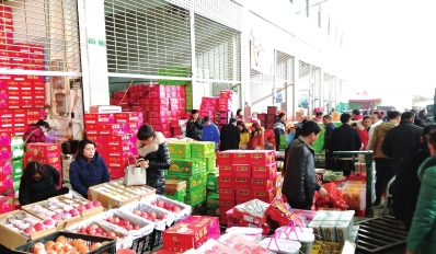 大量市民到銀田農(nóng)產(chǎn)品物流園采購水果。