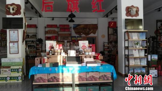 圖為郭晨慧經(jīng)營的土特產(chǎn)品實體店。郭晨慧供圖