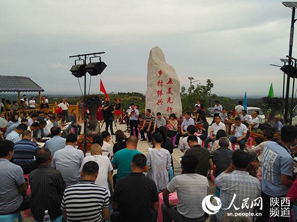 陕西周至：院坝交心谈 板凳会上谋发展