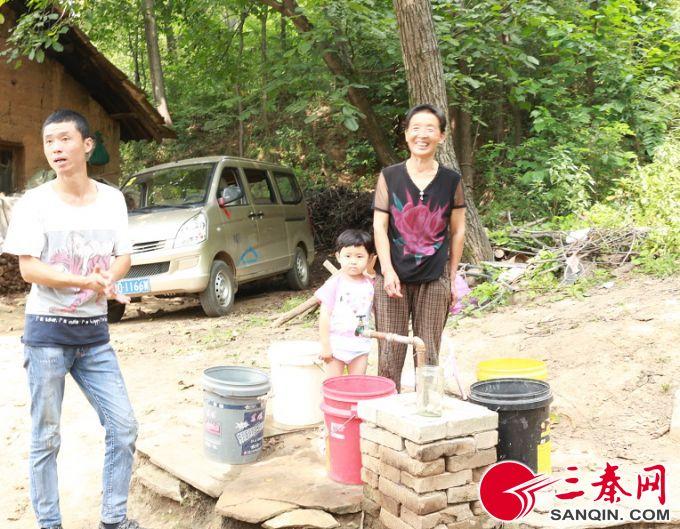 自来水通到陈柏叶（右）家门前