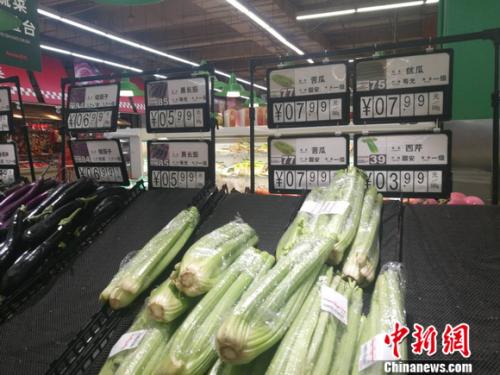 图为超市里的蔬菜摊。正值晚间，一些菜已被人们买空。 谢艺观 摄