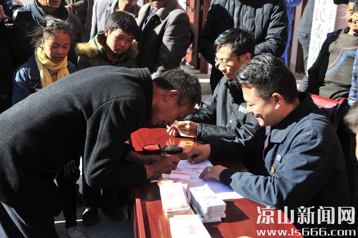 非贫困户阿来木呷三年前入股合作社300元，如今翻了近3倍，分红获利810元。