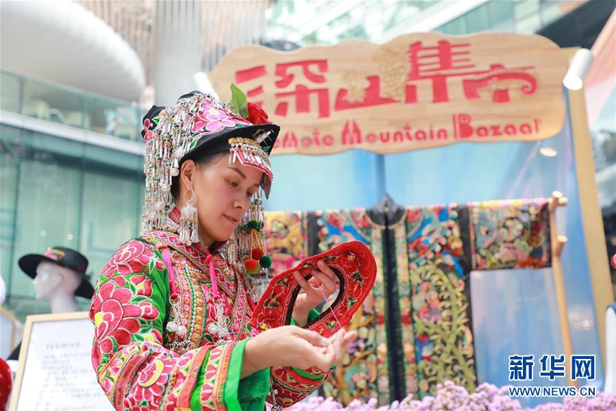 （脫貧攻堅風(fēng)采錄·帶頭人·圖文互動）（2）背著娃繡著花 養(yǎng)活自己養(yǎng)活家——夏華和13000名大山繡娘的“中國夢”