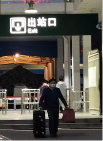 在防控一线践行高校教师的初心使命-素材3045
