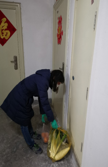 在防控一线践行高校教师的初心使命-素材3053