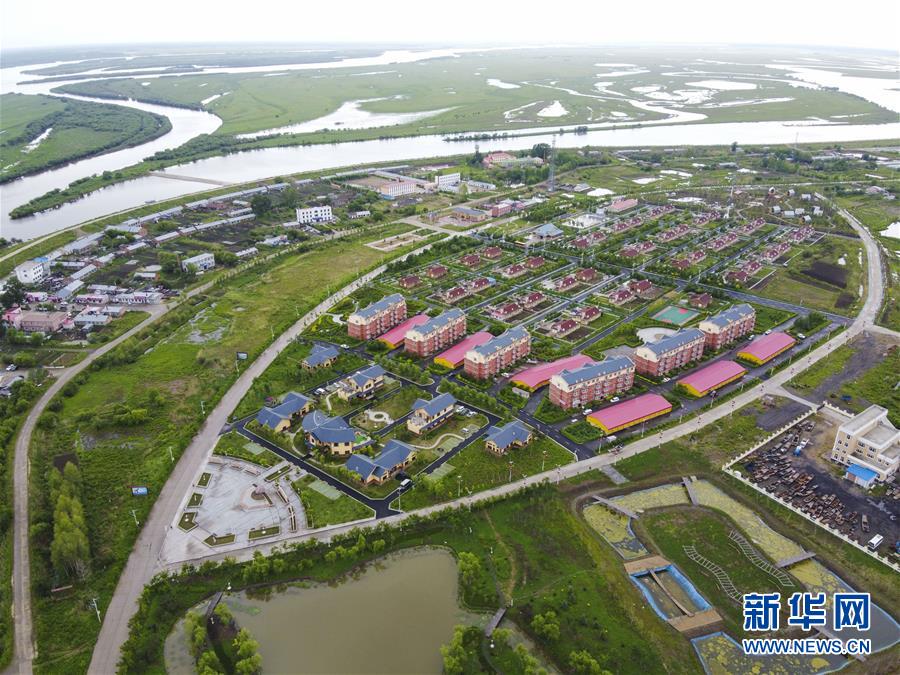 （热点鲜报·走向我们的小康生活·图文互动）（2）祖国大陆的第一缕阳光——“北大仓”里话小康之四