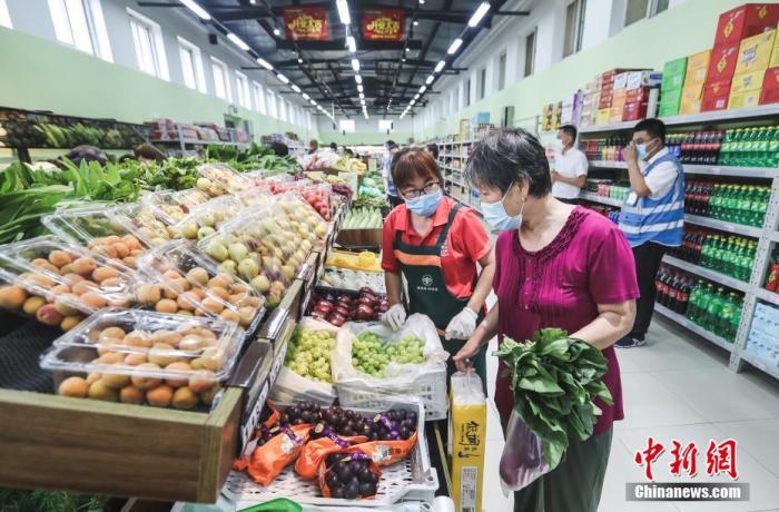 資料圖：市民在菜店內(nèi)挑選蔬菜和水果。新社記者 賈天勇 攝