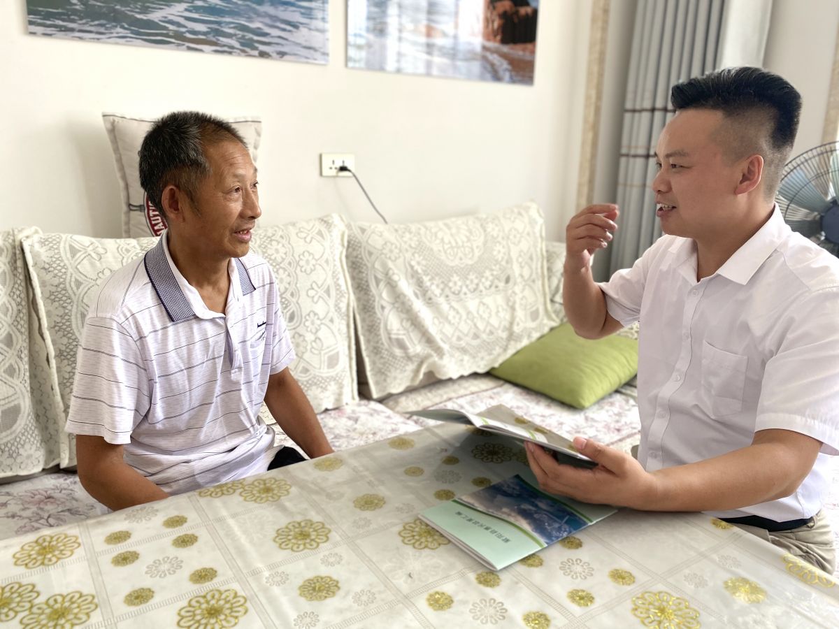 危成成在搬迁户杨明金家入户走访