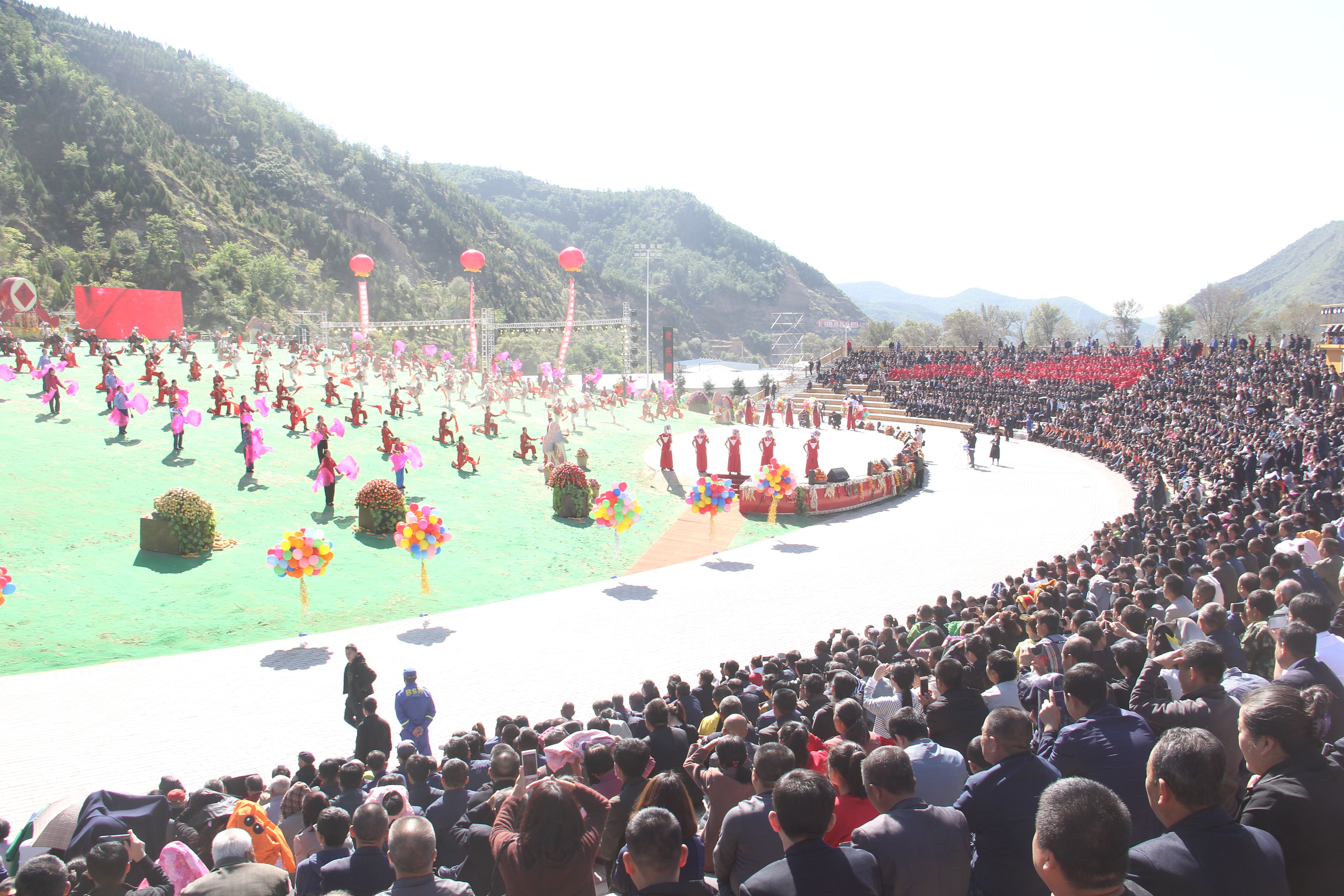 安塞區(qū)馮家營(yíng)“千人腰鼓”文化村吸引許多游客，村里人在家門口就業(yè)。