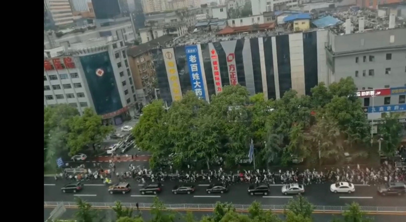 長沙街頭萬民雨中悼送袁隆平。吳礫星 攝.jpg