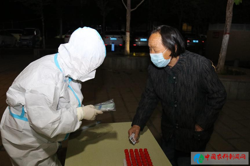 工作人员在博学嘉苑小区为住户扫码登记