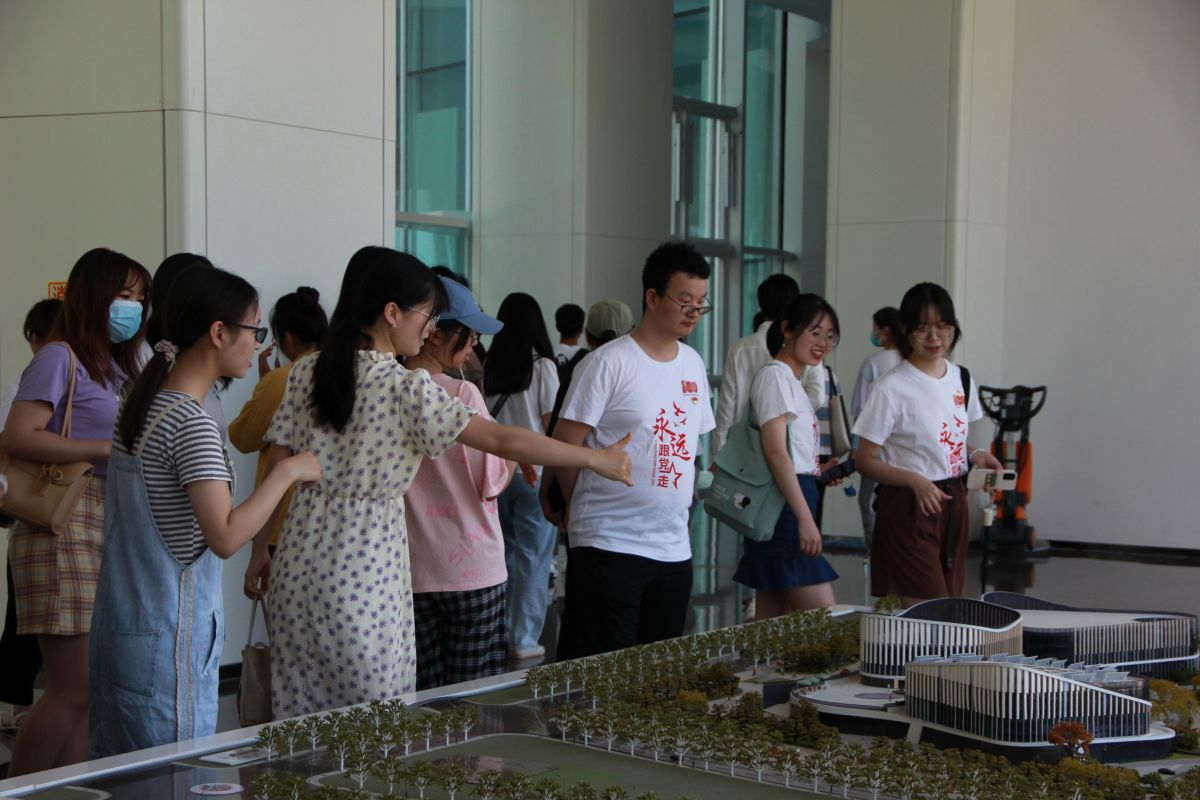 图4 学生观摩