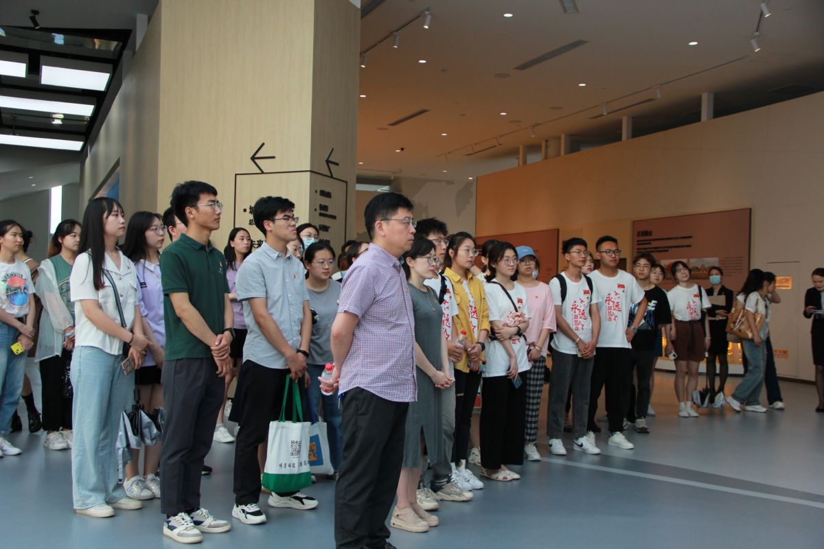 图5 集体参观学习